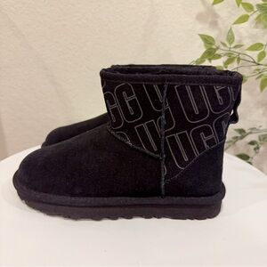UGG Black Classic Suede Short boots with UGG Monogram NWOB US 5